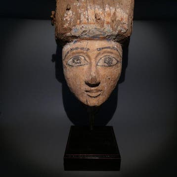 Oud-Egyptisch Hout Sarcofaagmasker. 28e Dynastie. Laatste
