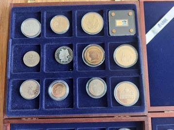 Wereld. Various year, Collection of commemorative coins and, Postzegels en Munten