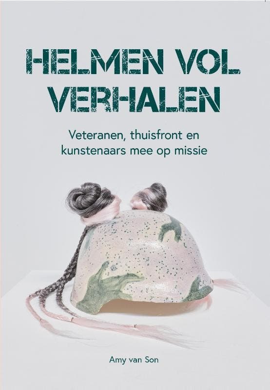 Helmen vol verhalen 9789023259954 Amy van Son, Boeken, Politiek en Maatschappij, Gelezen, Verzenden