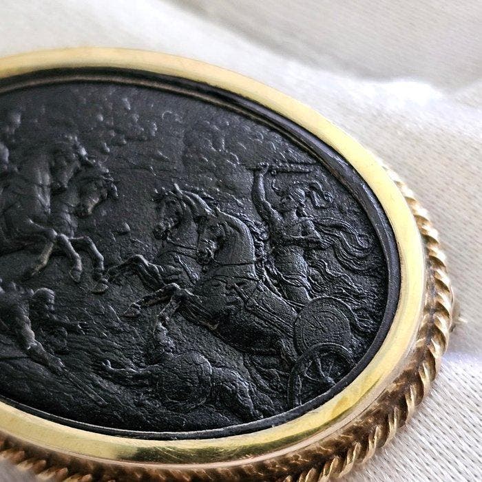 Replica Geel Metaal & Zwarte Jaspis Broche - Romeinse Slag, Antiek en Kunst, Antiek | Overige Antiek