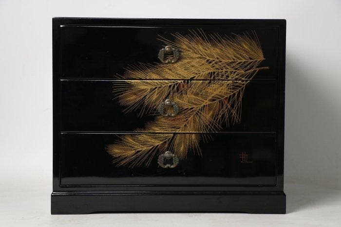 Japanse zwarte lakkast met drie lades en een gouden maki-e, Antiquités & Art, Antiquités | Autres Antiquités