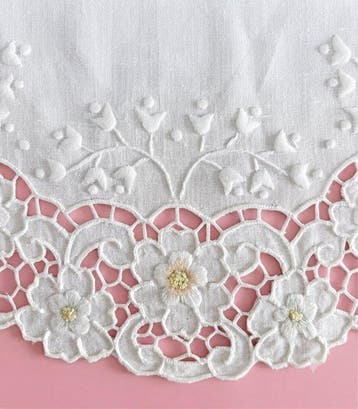 Broderie - 112 cm - 40 cm - BRODERIE INTAGLÉE, Antiquités & Art