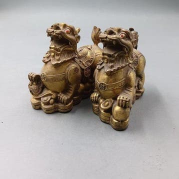 A pair of Chinese brass lions from the 20th century - Laiton