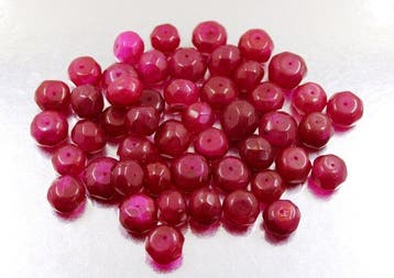 50 prachtige handgemaakte facetterde robijn kralen, 635 ct.