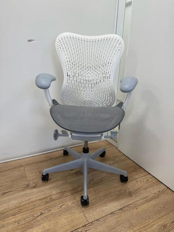Refurbished Herman Miller Mirra 2 Wit - Kleur Optie Alpine, Verzenden, Wit, Zo goed als nieuw, Bureaustoel