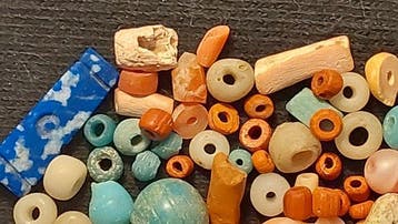Oudegyptisch naar Latijn Glas meer dan honderd oude kralen