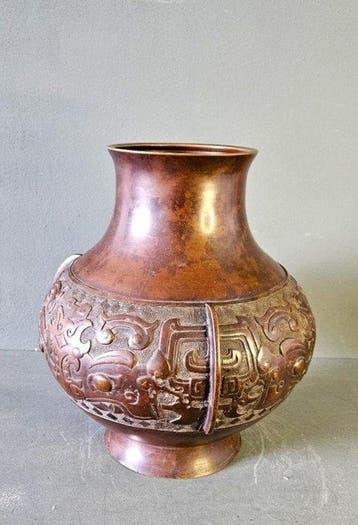 Antieke Chinese Bronzen Hu Vaas in Archaïstische Stijl -