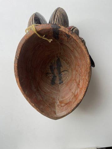Masque Punu traditionnel africain. - Punu - République
