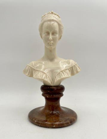 Buste, Elegant Bust in Marmoline on a Marble Base -