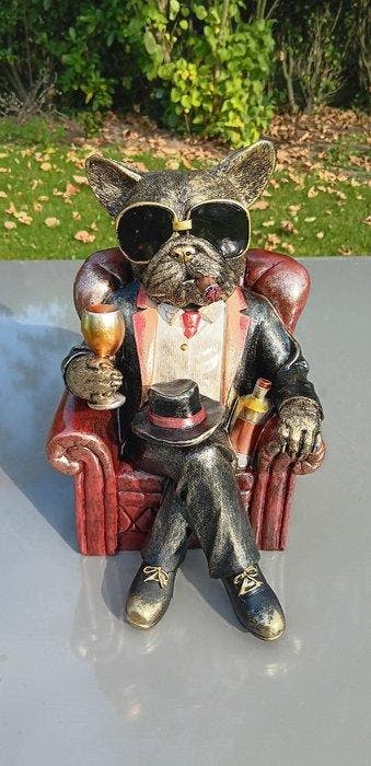 Beeld, Stoere bulldog in een lederen stoel - 25 cm - resin