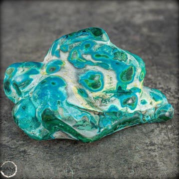 Natuurlijke –Chrysocoll– Malachiet Sculptuur – Een kleurrijk, Antiek en Kunst