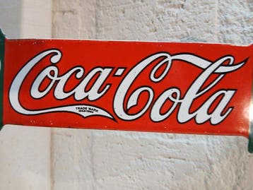 Coca-Cola - Emaille reclamebord/ pijl Coca-Cola Sold here, Antiek en Kunst