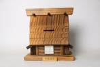 Gero Onsen — retro Japanse houten spaarpot in de vorm van