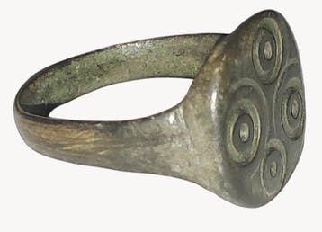 Oud-Romeins Brons, -Ring Evils Eyes met motieven van vier