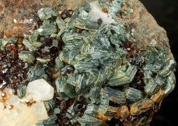 Hessonietgarnet xx, Apatiet xx, Clinochlore var. Pennine xx