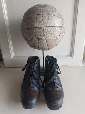 Paar antieke ETES voetbalschoenen (kicksen)met leren bal -, Nieuw