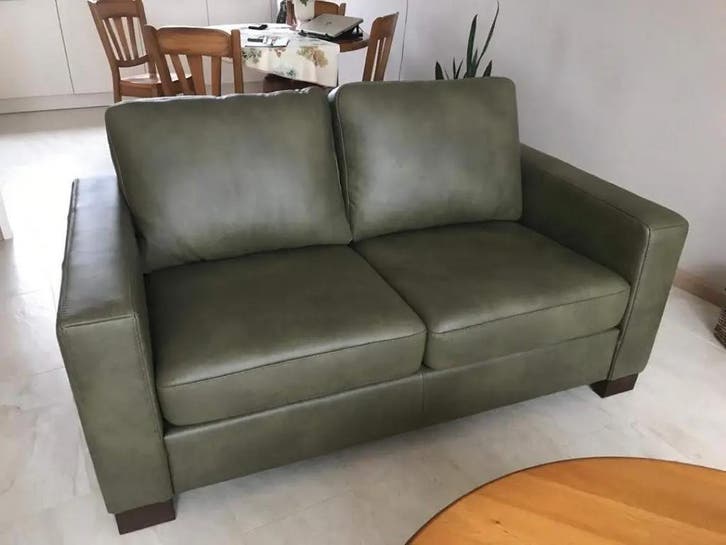 2-zits bank met houten poten - groen leer, Antiek en Kunst, Antiek | Meubels | Stoelen en Sofa's, Ophalen of Verzenden