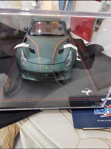 BBR 1:18 - Modelauto - Ferrari f12tdf matte green with hood, Nieuw