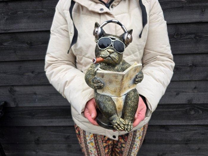 Beeld, Bulldog Reading on the Toilet - 28.5 cm - Hars - 2026, Antiek en Kunst, Kunst | Designobjecten