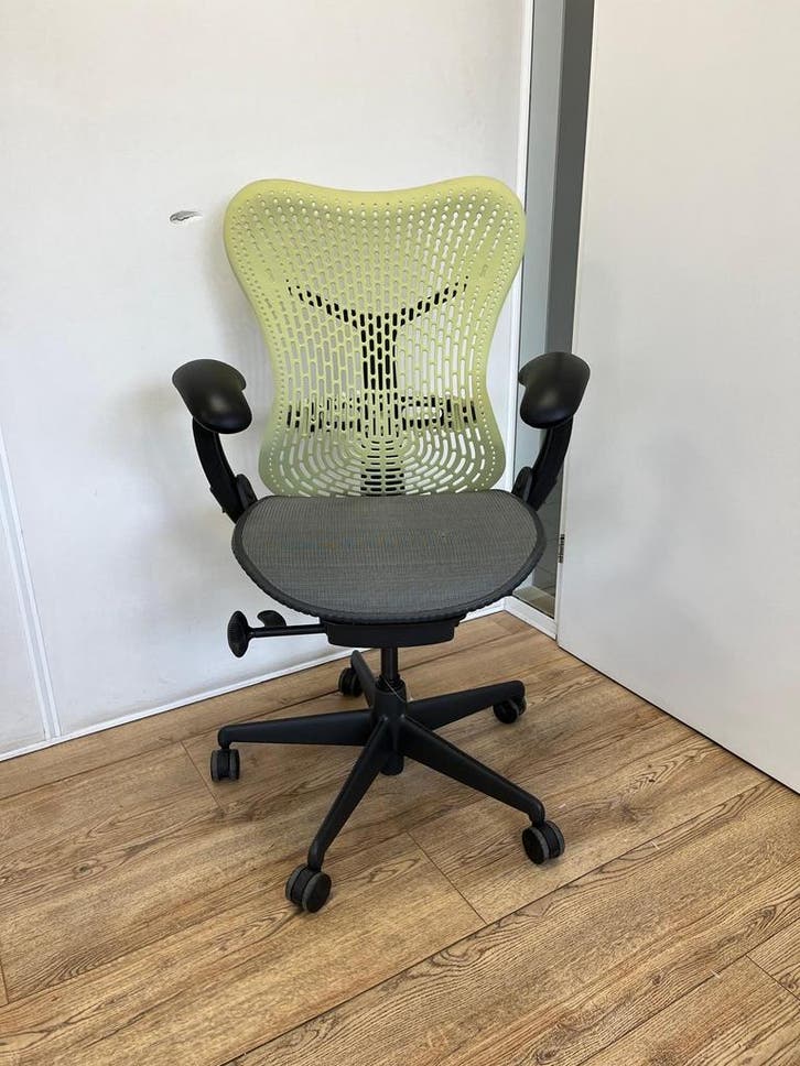 Refurbished Herman Miller Mirra Lime Yellow, Huis en Inrichting, Bureaustoelen, Bureaustoel, Geel, Zo goed als nieuw, Ergonomisch