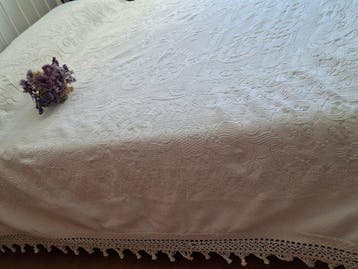 Spectaculair groot formaat sprei met een delicaat patroon en