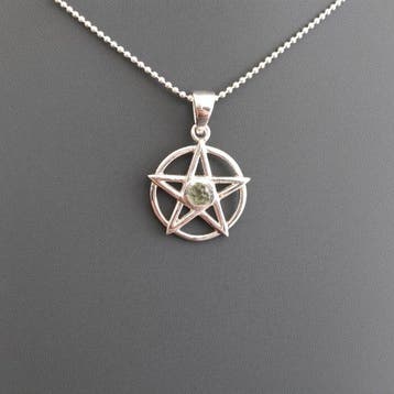 Moldaviet. Hanger met beschermend pentagram en ketting.