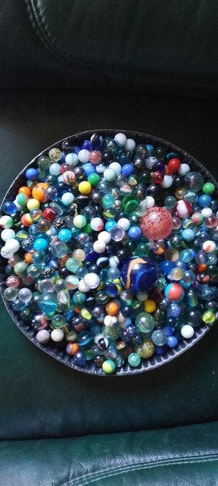 Lot de env. 735 billes anciennes en verre (5–6 kg) + boîte