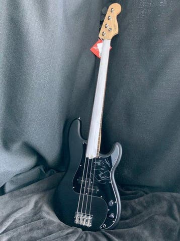 Roger Waters, Pink Floyd & Related - Pickguard signé avec