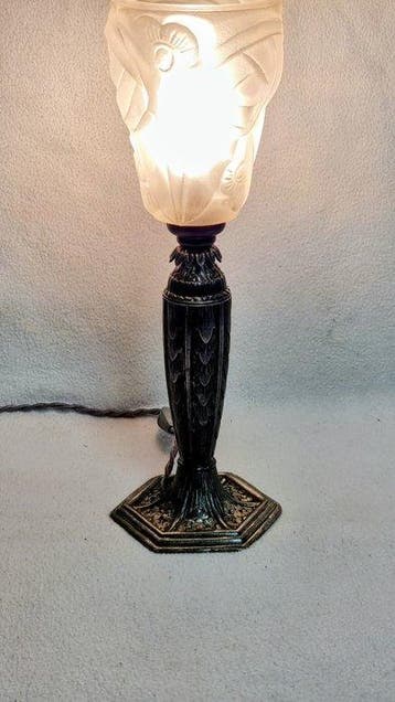 Lampe de table - Métal - Une lampe de table argentée.