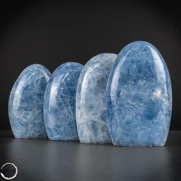 Blauwe calciet-vrije vorm – Zachte elegantie in hemelse