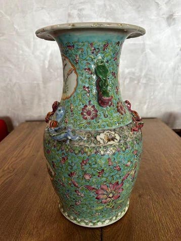 Vase en porcelaine chinoise à fond turquoise, décor, Antiquités & Art