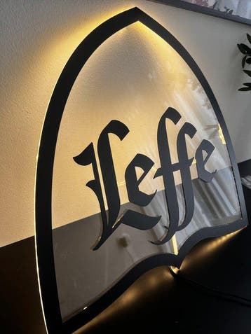 Leffe – Logo mural métallique éclairé officiel / enseigne