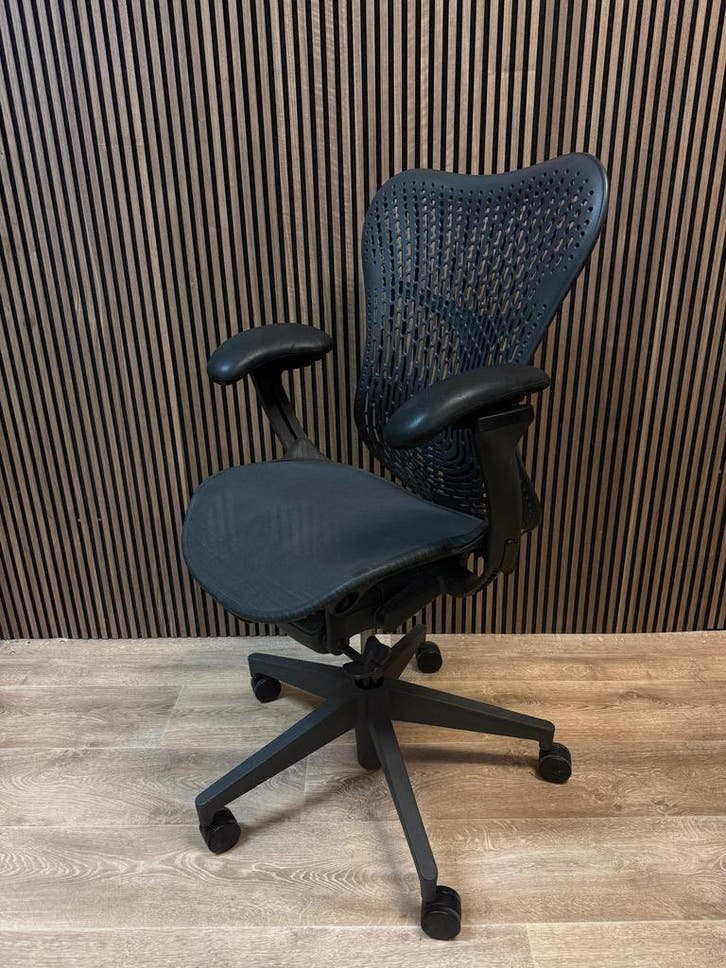 Herman Miller Mirra 2 Bureaustoelen, Inclusief 4d Armen, Maison & Meubles, Chaises de bureau, Envoi