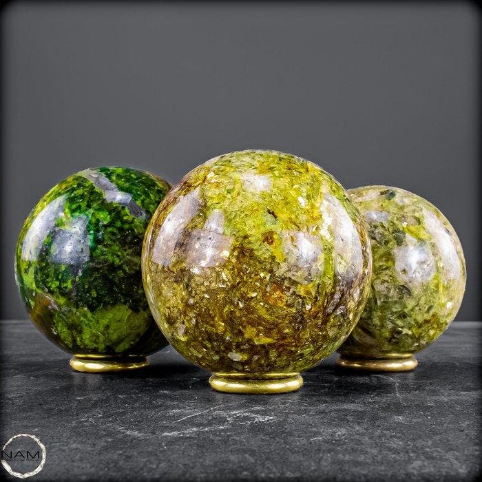 Stralende groene opaal met mica-kugelset – Drie unieke, Verzamelen, Mineralen en Fossielen