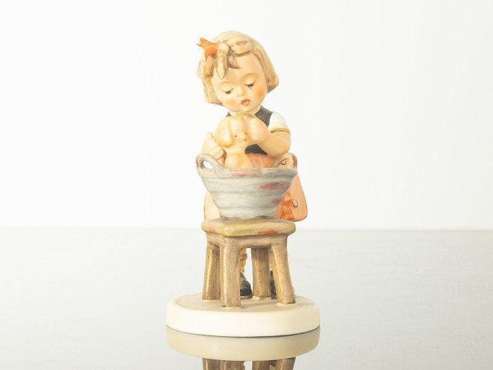 Goebel - M.I. Hummel - Figuur - Puppenbad / Doll Bath #319 -, Antiek en Kunst, Curiosa en Brocante