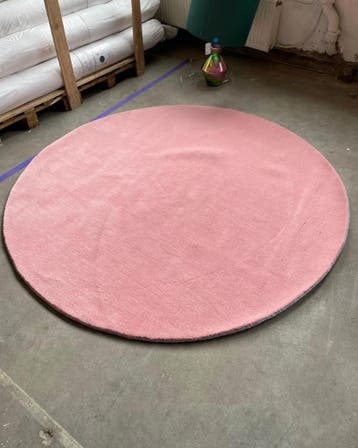 Polspotten Outline Kleed - Rond, Huis en Inrichting, Stoffering | Tapijten en Vloerkleden, Verzenden, Zo goed als nieuw, Roze