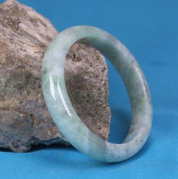 Jade Jadeïte naturelle - certificat NGTC - bracelet - taillé