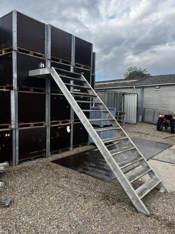 Aluminium bordes trap 107x250cm (Diverse), Doe-het-zelf en Bouw, Ladders en Trappen, Ophalen of Verzenden, Nieuw
