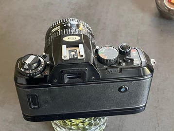 Nikon F-501 + Nikkor 35-70mm zoomlens. Appareil photo