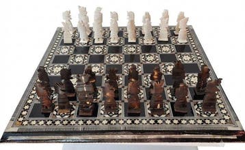 Jeu déchecs artisanal en bois, nacre et marqueterie (Style