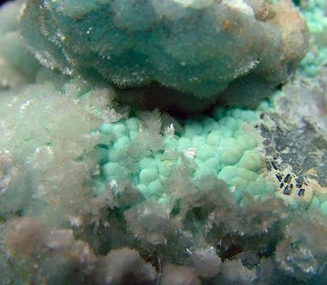 CW1970 Mooie blauwe emimorfiet met calciet Kristallen op