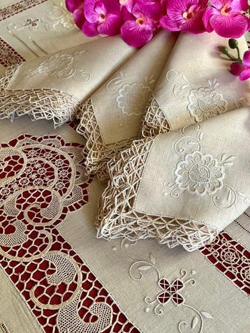 Magnifique nappe en dentelle et lin avec douze serviettes