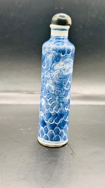 Tabatière en porcelaine à décor d’un dragon en bleu blanc -