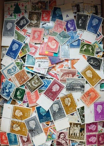 Différents pays - Plus de 10 000 timbres non triés dans une