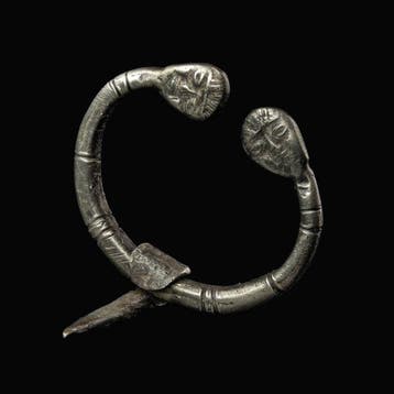 Viking periode Zilver /Saxon Cloak-speld met gezichten