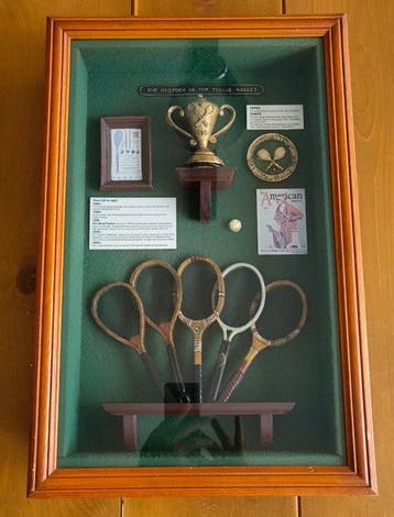 The History of the Tennis Racket - Diorama Vitrinekast /