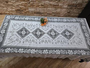 Opera Darte!! Tovaglia in puro lino con ricamo filet e