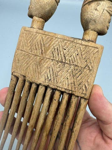 Grote antropomorfe Afrikaanse houten kam – Waarschijnlijk, Antiek en Kunst