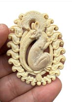 Curieuze en dierlijke Art Déco plaquette in Galalite, met de