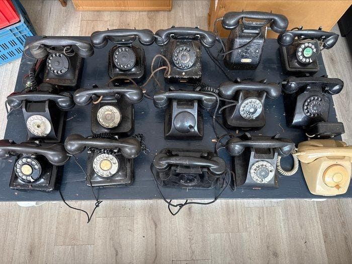 Téléphone analogique - Fer, Bakélite - Quinze téléphones, Antiquités & Art, Art | Objets design